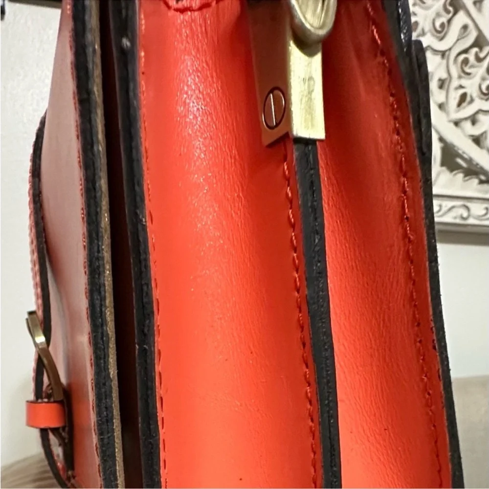 Patricia Nash Coral Beautiful Leather Crossbody Bag.
Patricia Nash. - Picture 5 of 7